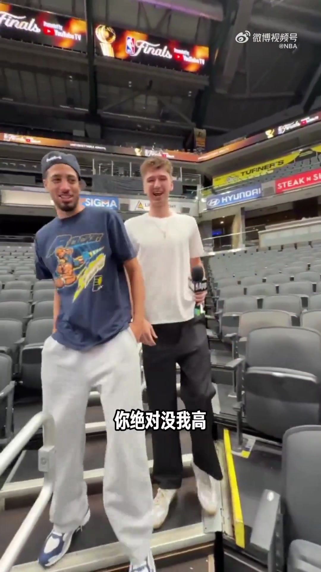 新秀布泽利斯暖心配合采访 主动调位照顾哈利伯顿身高差
